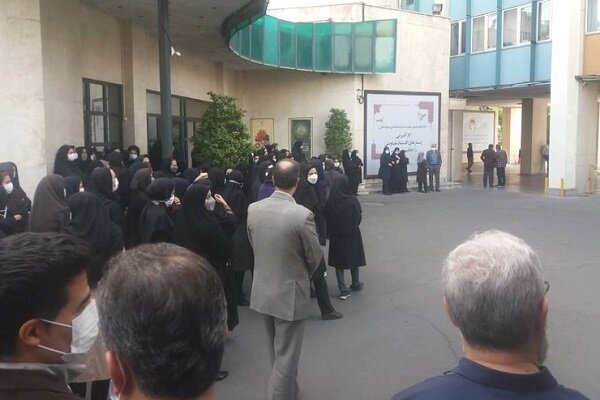 تجمع کارکنان وزارت کار در اعتراض به دستور عبدالملکی / فیلم