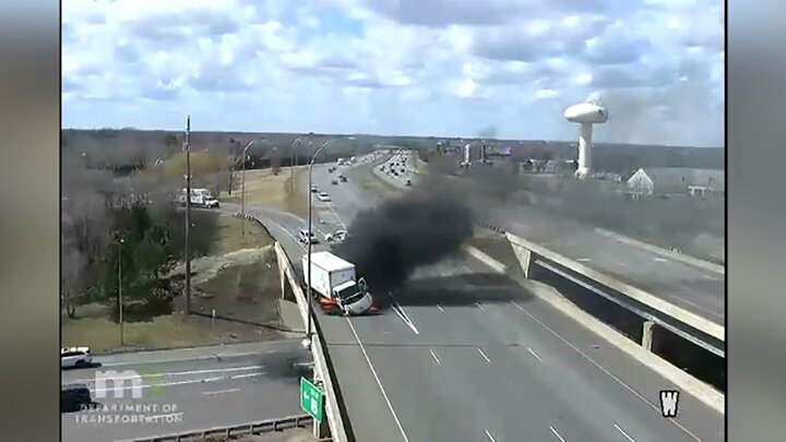 آتش گرفتن کامیون پس از تصادف با خودرو سواری! / فیلم