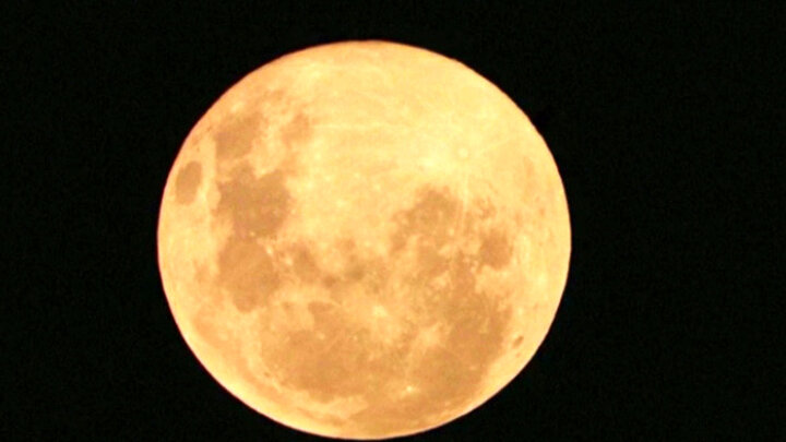 رویت عجیب ترین ماه در آسمان! / فیلم