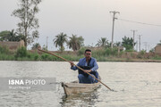 معلم خوزستانی برای آموزش دانش آموزان با قایق به مدرسه می‌رود! / تصاویر