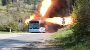 لحظه هولناک آتش گرفتن اتوبوس گازسوز در جاده / فیلم