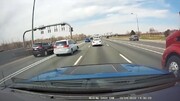 ویدیو هولناک از زمین خوردن موتورسوار به دلیل مارپیچ خودروسواری