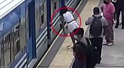 نجات معجزه آسای زن از روی ریل قطار | لحظه غش کردن و سقوط! / فیلم