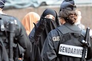 کتک زدن وحشتناک دو زن محجبه توسط پلیس فرانسه / فیلم
