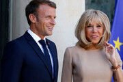 لحظه رای دادن ماکرون و همسرش در دور دوم انتخابات ریاست جمهوری فرانسه / فیلم