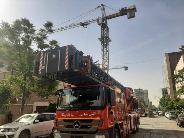 احتمال سقوط یک دکل ۲۰ متری در خیابان انقلاب تهران / عکس