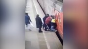 گیر افتادن پای مسافر در مترو مسکو / فیلم