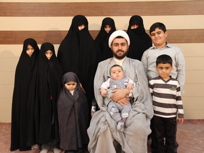 مرد ۴۰ ساله ایرانی ۸ دختر و ۵ پسر دارد / پرجمعیت‌ترین خانواده ایرانی را ببینید + عکس