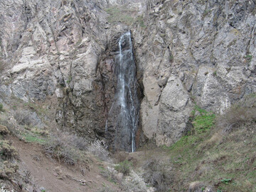 آبشار مزرعه شازند مقصدی مناسب برای گردشگری