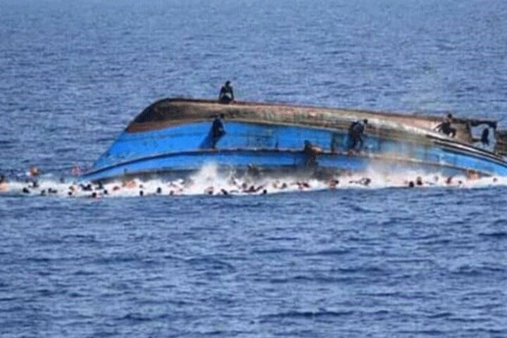 لحظه غرق شدن یک قایق با ۶۰ سرنشین در بندر طرابلس لبنان / فیلم