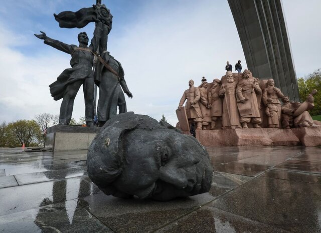 پایین کشیدن مجسمه یادبود دوستی اوکراین با روسیه