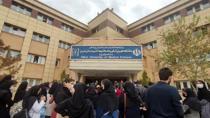 ایستگاه کنترل حجاب جلوی در خوابگاه دخترانه دانشگاه پزشکی تبریز / عکس