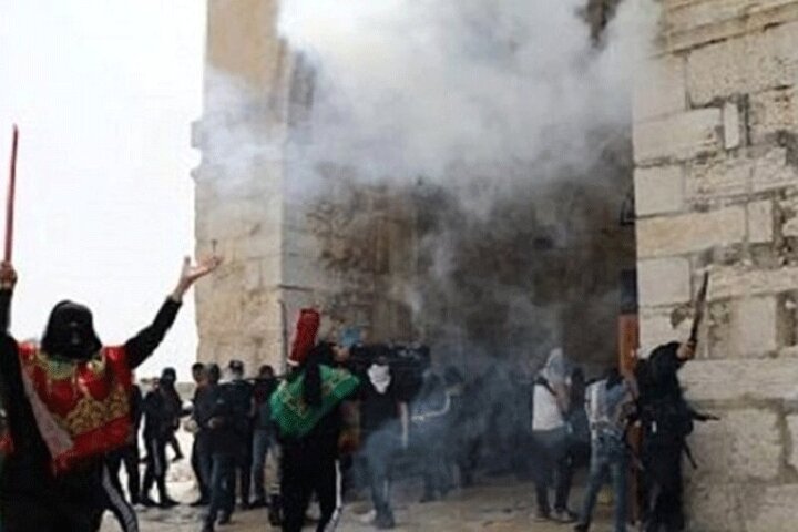 شلیک گاز اشک‌آور به سمت نمازگزاران در مسجدالاقصی / فیلم