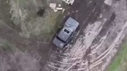 شلیک دقیق پهپاد اوکراینی به داخل خودروی روس‌ها از دریچه سقف! / فیلم
