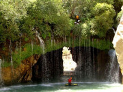 آب ملخ آبشاری زیبا در اصفهان