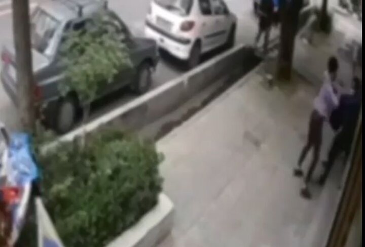 ویدیو دلخراش از زورگیری وحشیانه دوجوان موتورسوار از مرد میانسال در اتوبان ستاری تهران
