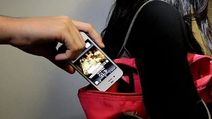 سرقت عجیب موبایل دختربچه در ایستگاه اتوبوس | مردم از خجالت سارق درآمدند! / فیلم