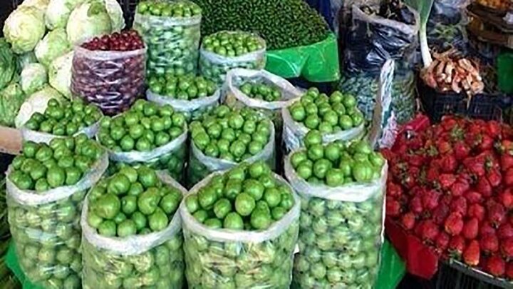 قیمت باورنکردنی میوه های لاکچری در بازار تهران | قیمت عجیب توت فرنگی آبی در بازار! / فیلم