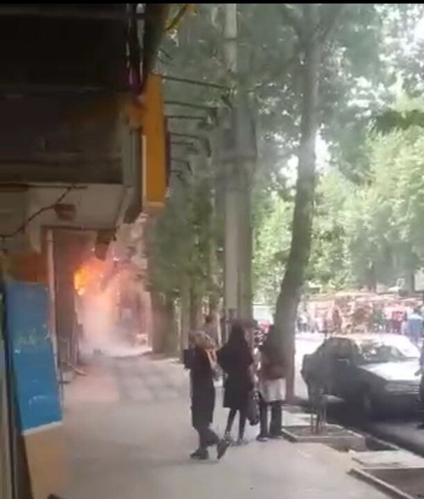 لحظه وقوع آتش سوزی وحشتناک در خیابان علوی خرم آباد / فیلم