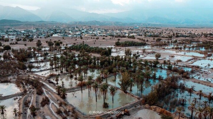 لحظه غرق شدن و فرورفتن مینی‌بوس در آبگرفتگی خیابان‌های یزد / فیلم