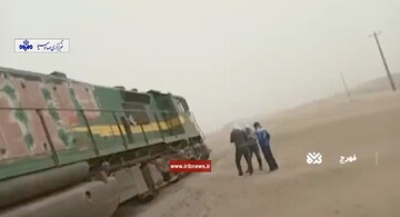 خروج قطار کرمان - زاهدان از ریل به دلیل طوفان شدید شن / فیلم