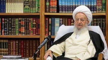 آیت‌الله مکارم شیرازی: برخورد نیروی انتظامی به دور از خشونت و آزادی مطلق باشد / مسائل فرهنگی از مسائل مهم امنیت است