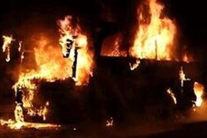 تصاویری از لحظه آتش گرفتن اتوبوس برقی / فیلم