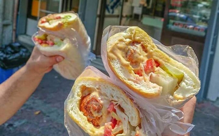 با حقوق کارگران در ایران ششصد تا نان باگت ده هزار تومانی می‌توان خرید!