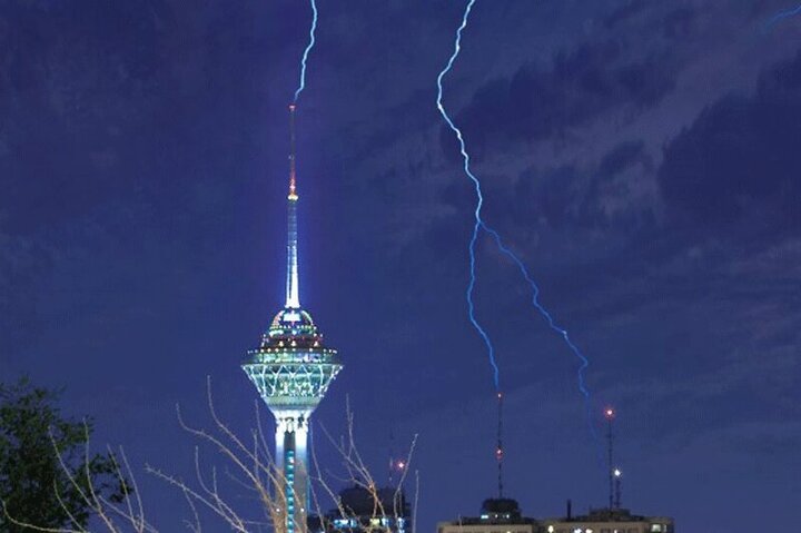 لحظه وحشتناک رعد و برق آسمان در کنار برج میلاد تهران / فیلم