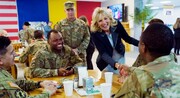 تصاویری از همسر بایدن  که برای سربازان آمریکایی غذا سرو می کند / فیلم