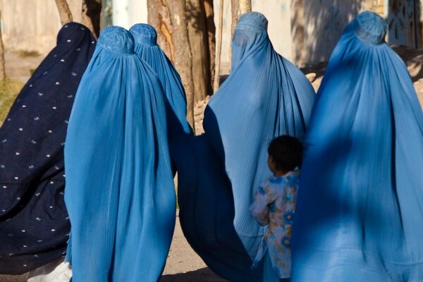 پوشش برقع برای همه زنان افغانستان اجباری شد