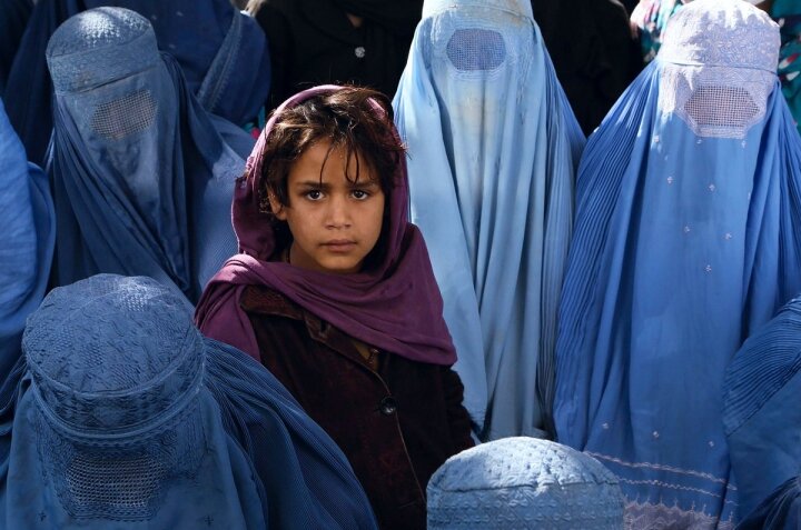 طالبان چطور گام به گام و به آرامی جامعه زنان افغانستان را خفه می‌کند؟