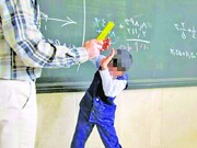 تصاویر دلخراش از لحظه کتک زدن دانش‌آموز توسط معلم عصبانی در شیراز