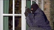لحظه گرفتار شدن دزد ناشی لای پنجره | صاحب خانه به نجات دزد آمد! / فیلم