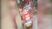 لحظه سرقت عجیب موبایل راننده خودرو در اختیاریه تهران / فیلم