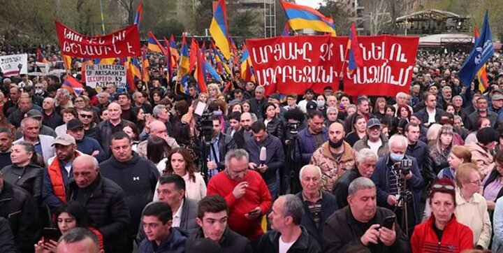 حمل پرچم‌های ارمنستان و روسیه در ایروان / فیلم
