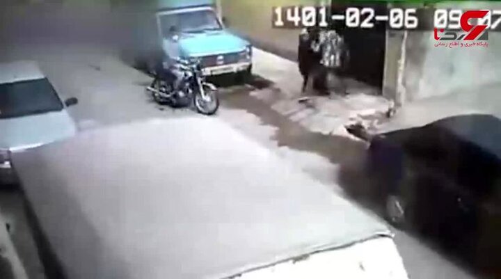 ویدیو دلخراش از زورگیری وحشتناک چهار سارق موتورسوار از پیرزن تنها در خیابان