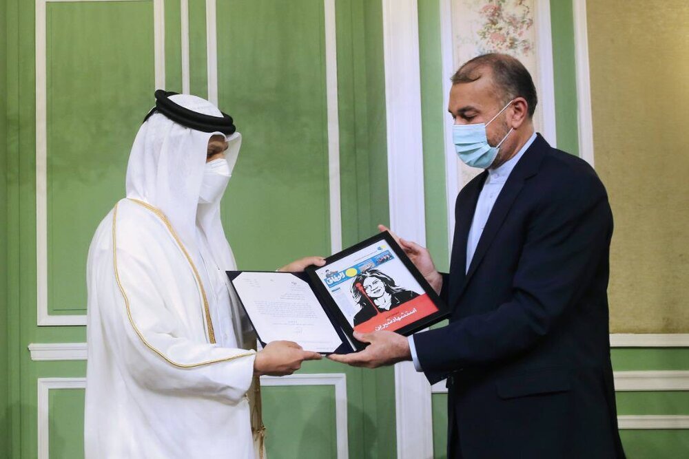 امیرعبداللهیان لوح یادبود شهادت خبرنگار فلسطینی را به وزیرخارجه قطر داد/عکس