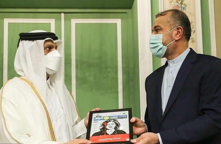امیرعبداللهیان لوح یادبود شهادت خبرنگار فلسطینی را به وزیرخارجه قطر داد/عکس