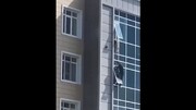 لحظه نجات دختر ۳ ساله هنگام سقوط از پنجره طبقه هشتم یک ساختمان / فیلم