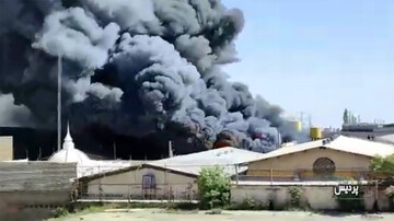 تصاویر دیده نشده از آتش سوزی گسترده کارخانه تشک در پردیس / فیلم
