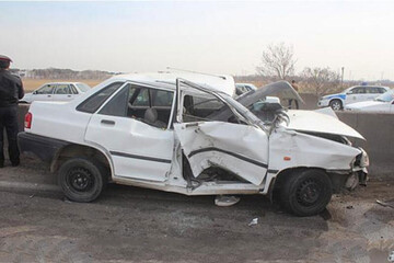 واژگونی خودرو پراید به دلیل ترکیدن لاستیک در جاده چرمشهر / فیلم