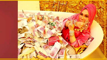 عکس عجیب زن ثروتمند داخل وان پول و جواهرات!  | پول این زن از پارو بالا می رود!