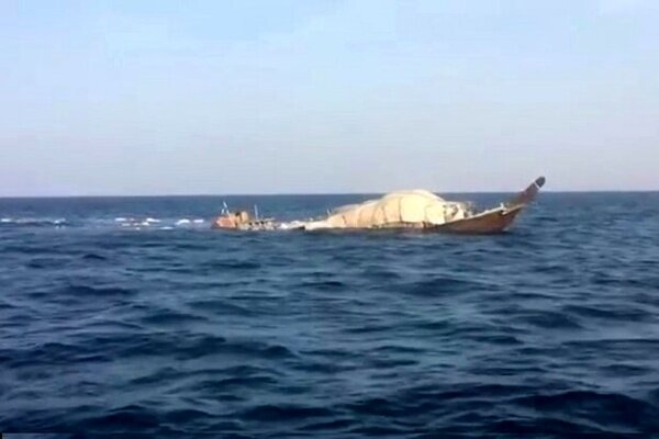 نیروی دریایی ارتش یک لنج عمانی را نجات داد