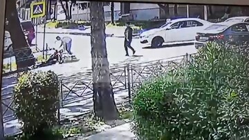 ویدیو هولناک از تصادف وحشتناک موتورسوار با خودرو سواری سر خیابان