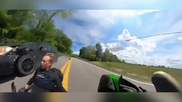 تصادف وحشتناک خودروی لوکس با موتورسیکلت! / فیلم