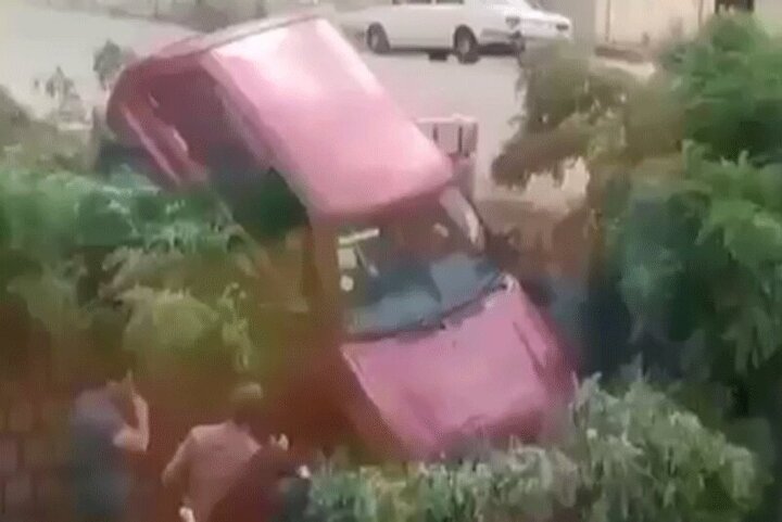 تصادف عجیب و غریب پراید / سقوط پراید روی سقف یک خودرو! + فیلم