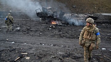 لحظه انهدام خودروی زرهی روسیه توسط موشک ضد تانک اوکراینی / فیلم