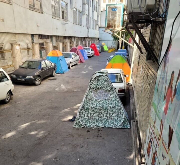 تصویری تلخ از چادرخوابی همراهان بیماران بیمارستان کودکان در تهران