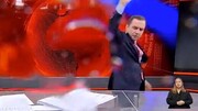 عصبانیت مجری مشهور تلویزیون در برنامه زنده | پرتاب کاغذ و آب سمت دوربین / فیلم